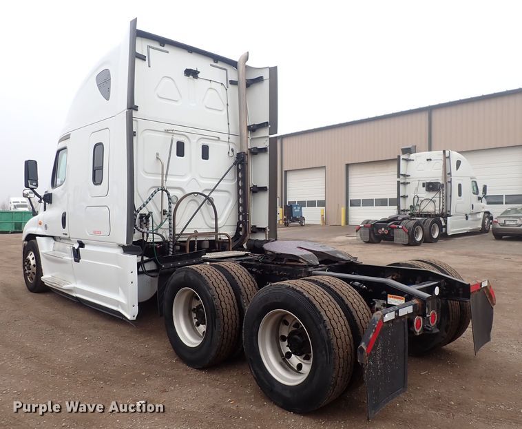 image for item DQ5033 2016 Freightliner Cascadia Evolution  semi truck