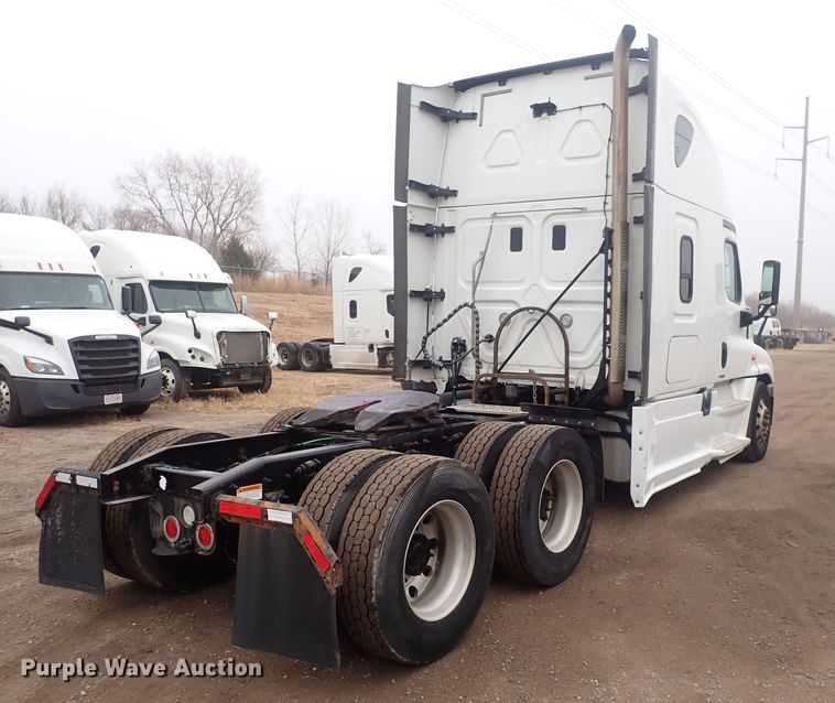 image for item DQ5033 2016 Freightliner Cascadia Evolution  semi truck