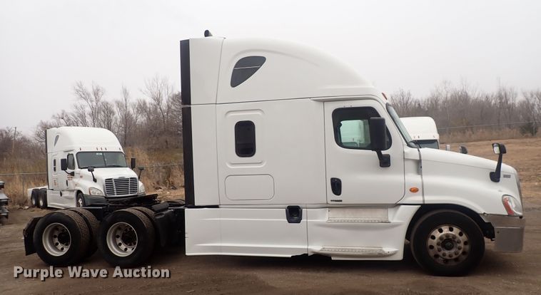 image for item DQ5033 2016 Freightliner Cascadia Evolution  semi truck