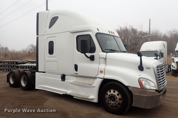 image for item DQ5033 2016 Freightliner Cascadia Evolution  semi truck