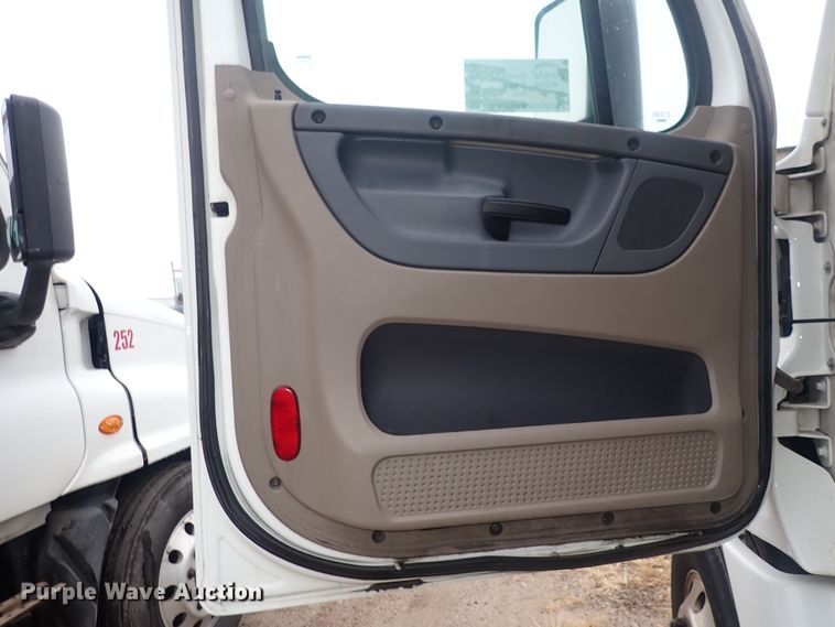 image for item DQ5033 2016 Freightliner Cascadia Evolution  semi truck