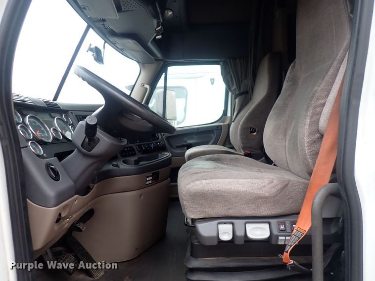 image for item DQ5033 2016 Freightliner Cascadia Evolution  semi truck