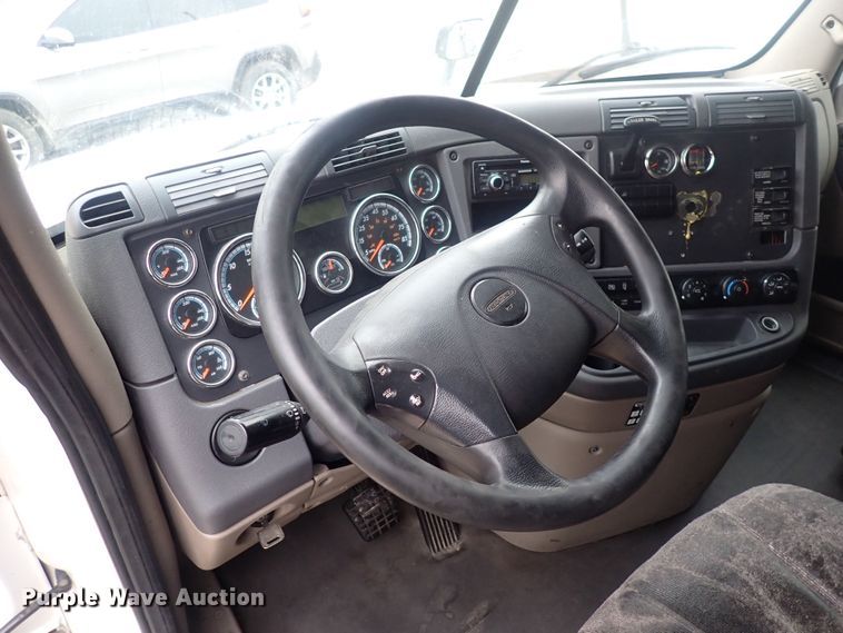 image for item DQ5033 2016 Freightliner Cascadia Evolution  semi truck