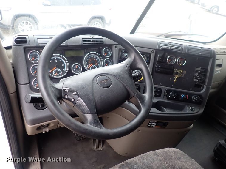 image for item DQ5033 2016 Freightliner Cascadia Evolution  semi truck