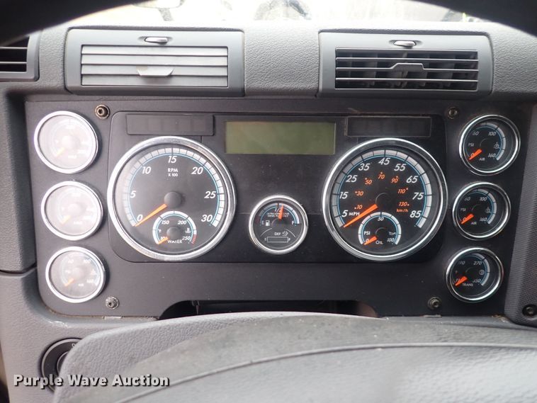 image for item DQ5033 2016 Freightliner Cascadia Evolution  semi truck