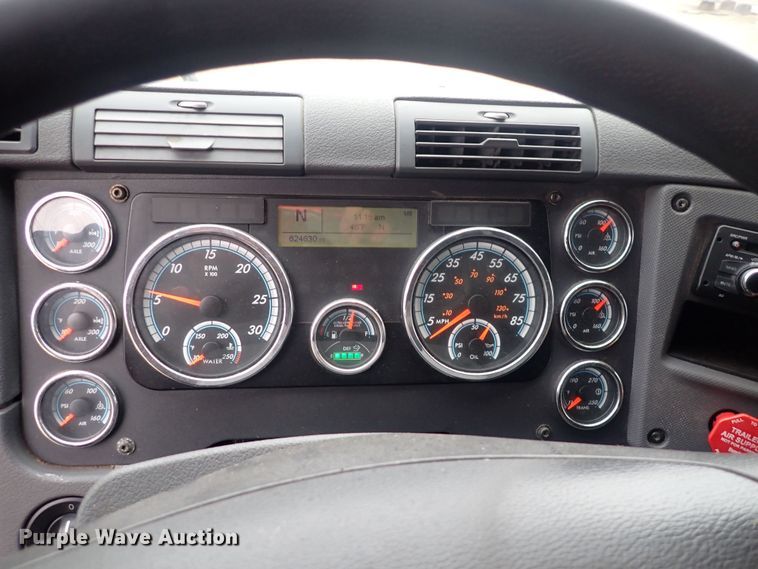 image for item DQ5033 2016 Freightliner Cascadia Evolution  semi truck