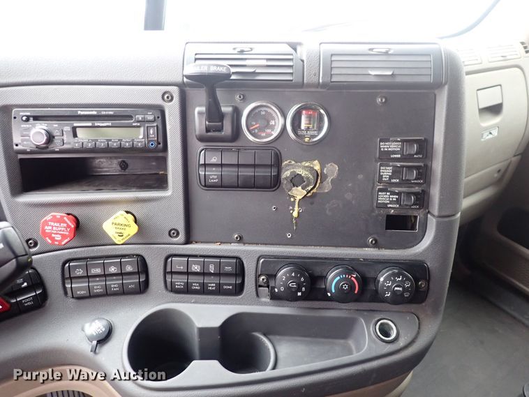 image for item DQ5033 2016 Freightliner Cascadia Evolution  semi truck