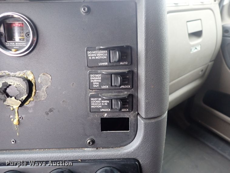 image for item DQ5033 2016 Freightliner Cascadia Evolution  semi truck