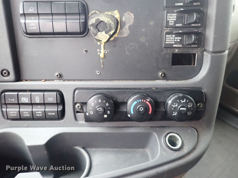 image for item DQ5033 2016 Freightliner Cascadia Evolution  semi truck