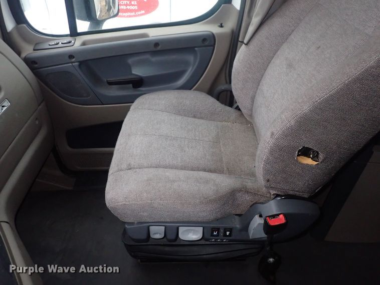 image for item DQ5033 2016 Freightliner Cascadia Evolution  semi truck