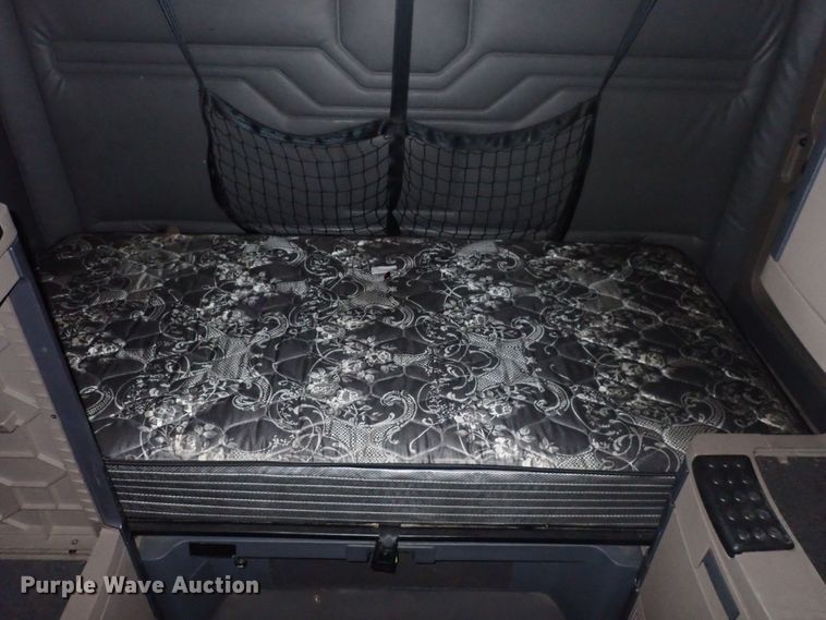 image for item DQ5033 2016 Freightliner Cascadia Evolution  semi truck