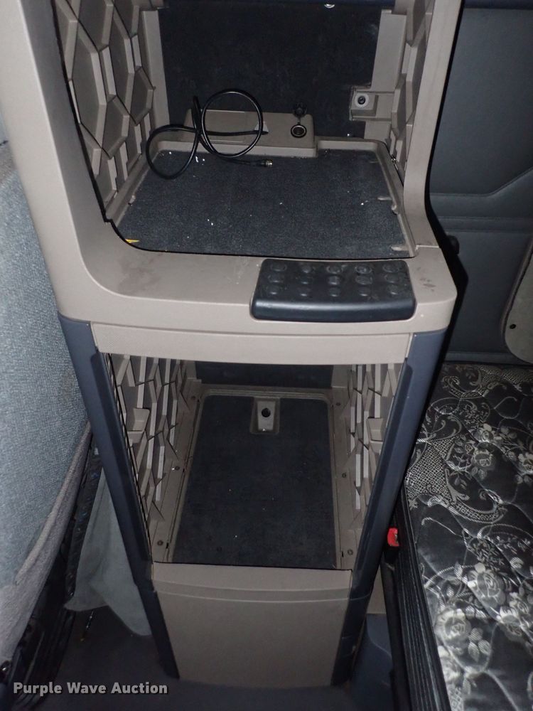 image for item DQ5033 2016 Freightliner Cascadia Evolution  semi truck