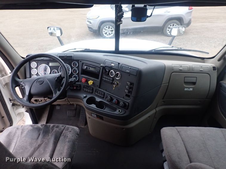 image for item DQ5033 2016 Freightliner Cascadia Evolution  semi truck