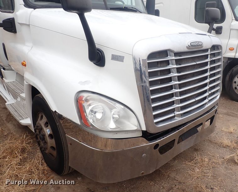 image for item DQ5033 2016 Freightliner Cascadia Evolution  semi truck