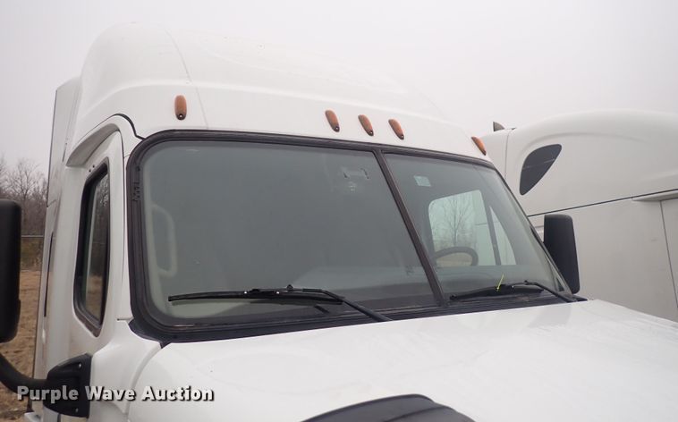 image for item DQ5033 2016 Freightliner Cascadia Evolution  semi truck