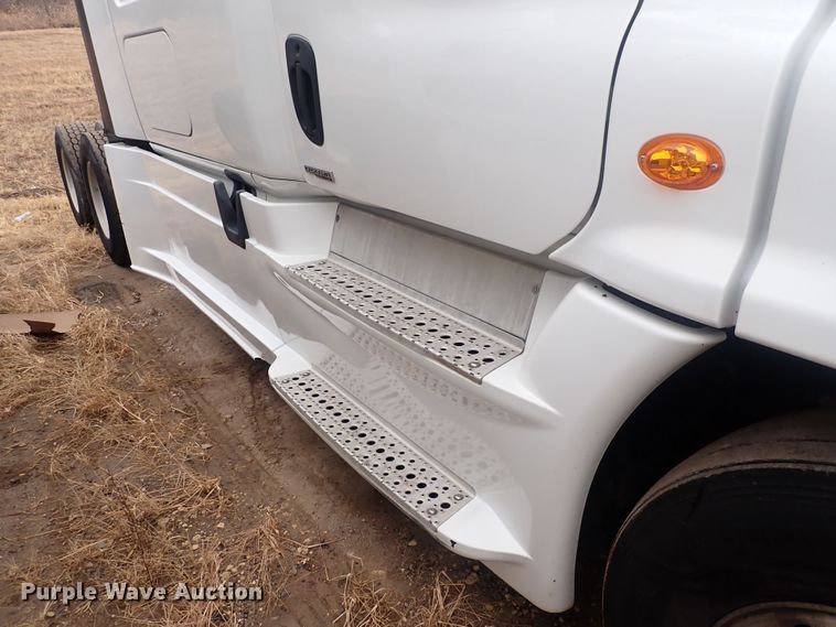 image for item DQ5033 2016 Freightliner Cascadia Evolution  semi truck