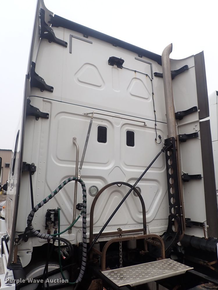 image for item DQ5033 2016 Freightliner Cascadia Evolution  semi truck