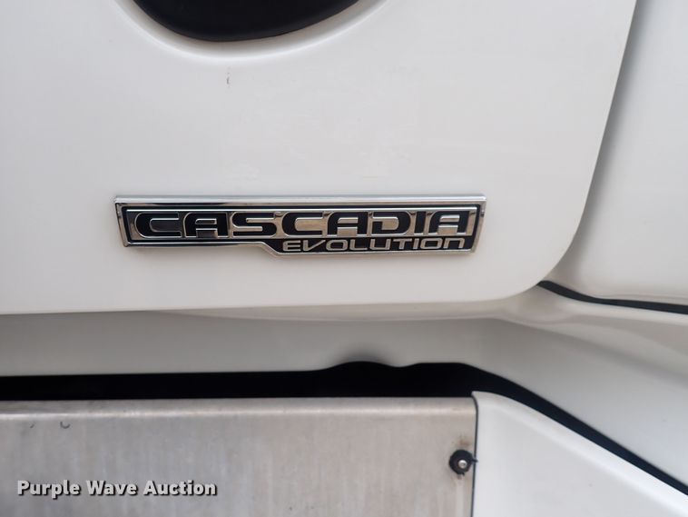 image for item DQ5033 2016 Freightliner Cascadia Evolution  semi truck