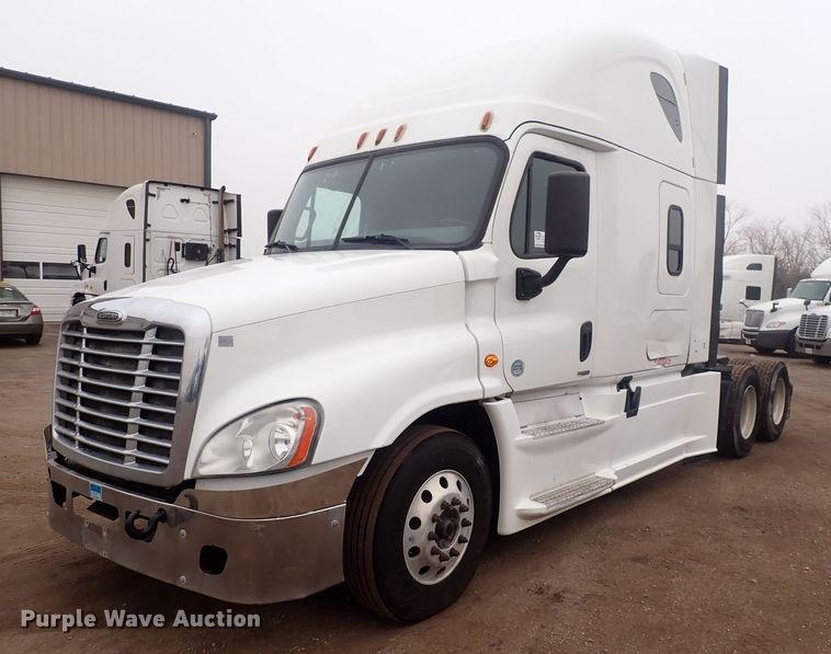 image for item DQ5037 2015 Freightliner Cascadia Evolution  semi truck