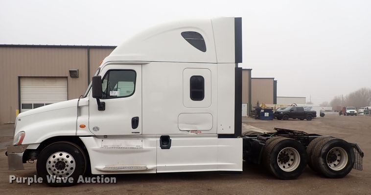 image for item DQ5037 2015 Freightliner Cascadia Evolution  semi truck