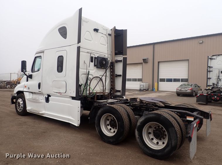 image for item DQ5037 2015 Freightliner Cascadia Evolution  semi truck
