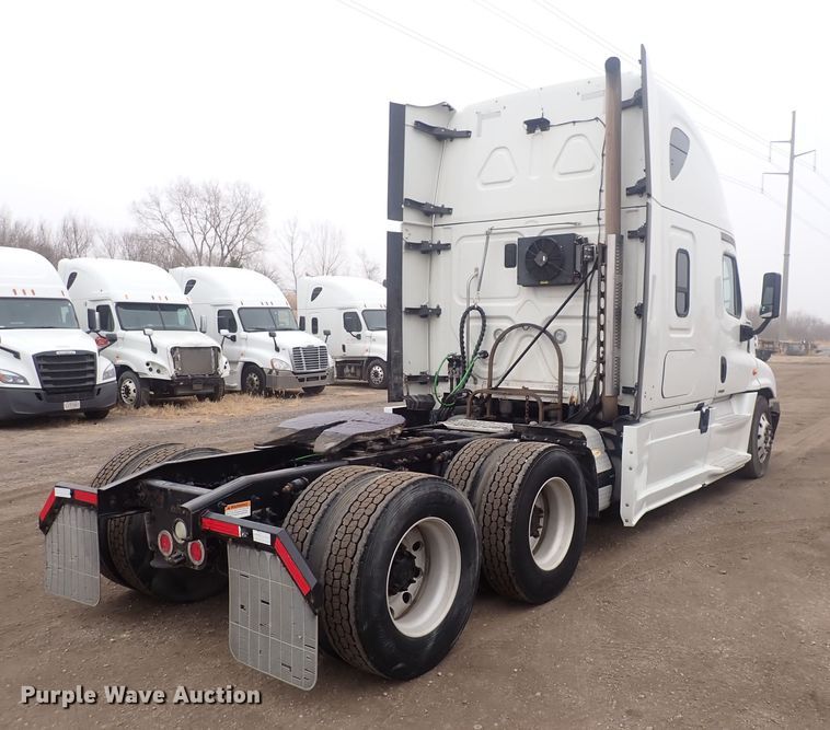 image for item DQ5037 2015 Freightliner Cascadia Evolution  semi truck