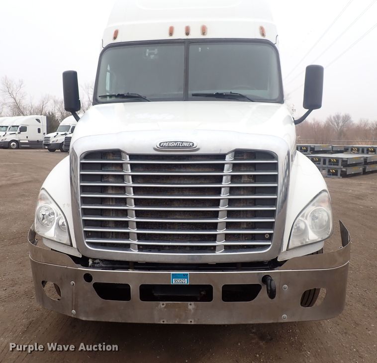 image for item DQ5037 2015 Freightliner Cascadia Evolution  semi truck