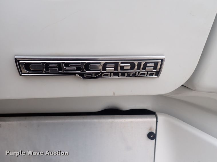 image for item DQ5037 2015 Freightliner Cascadia Evolution  semi truck