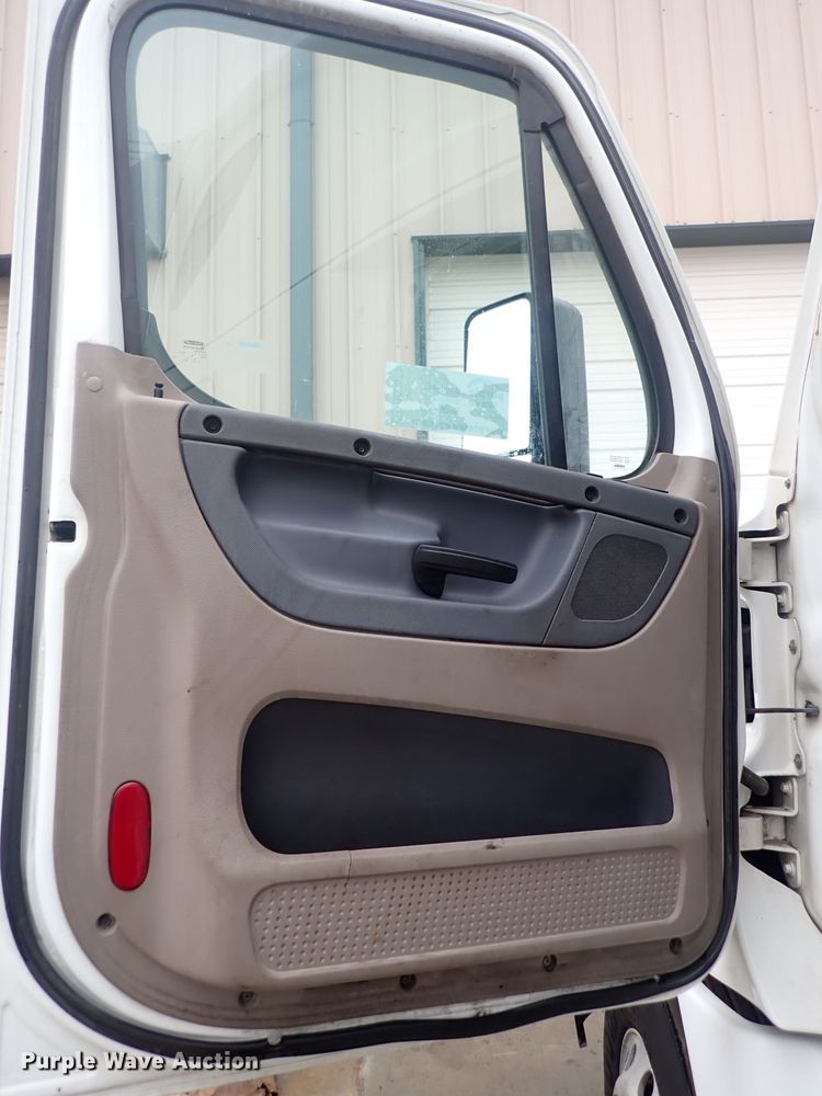 image for item DQ5037 2015 Freightliner Cascadia Evolution  semi truck