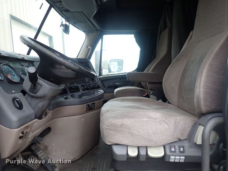 image for item DQ5037 2015 Freightliner Cascadia Evolution  semi truck