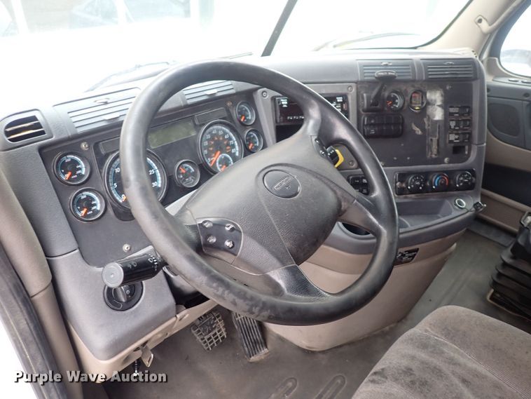 image for item DQ5037 2015 Freightliner Cascadia Evolution  semi truck