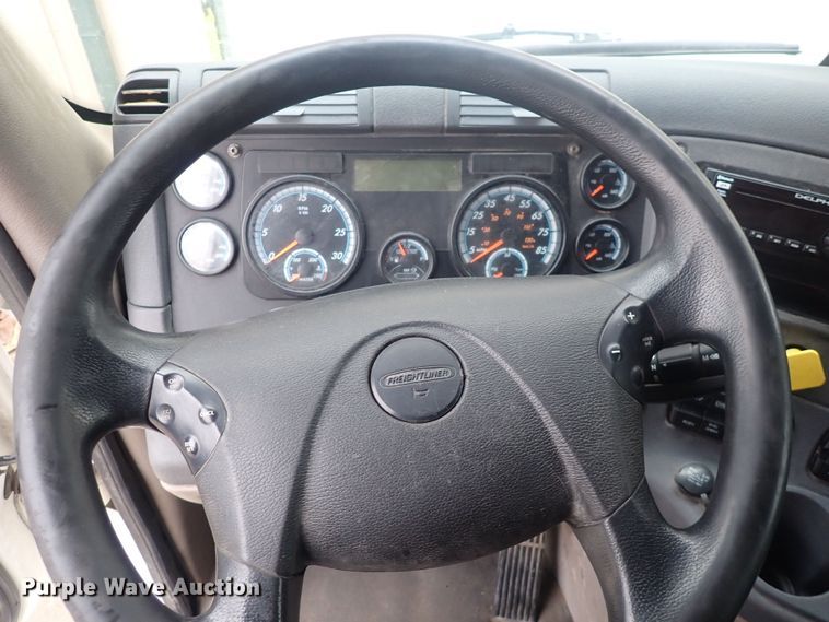 image for item DQ5037 2015 Freightliner Cascadia Evolution  semi truck