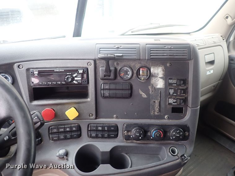 image for item DQ5037 2015 Freightliner Cascadia Evolution  semi truck