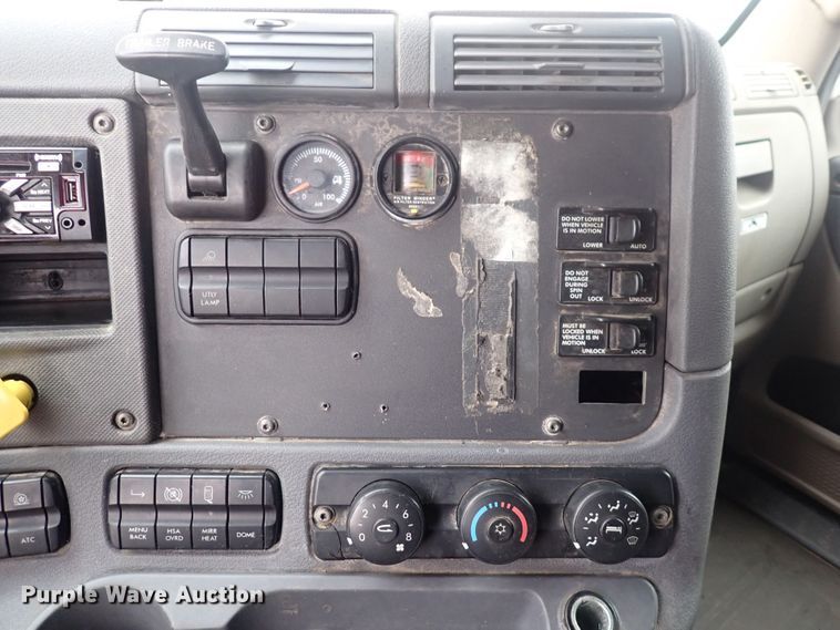 image for item DQ5037 2015 Freightliner Cascadia Evolution  semi truck