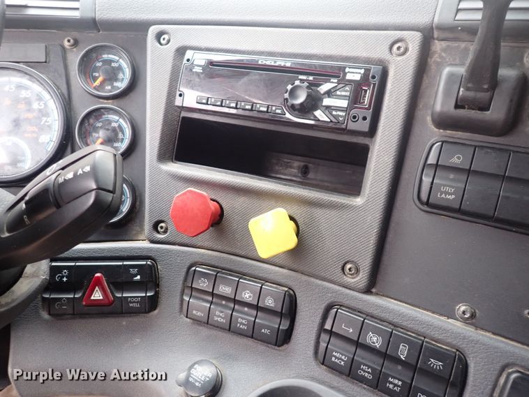 image for item DQ5037 2015 Freightliner Cascadia Evolution  semi truck