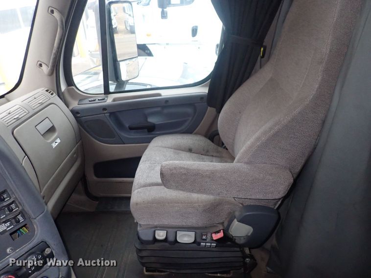 image for item DQ5037 2015 Freightliner Cascadia Evolution  semi truck