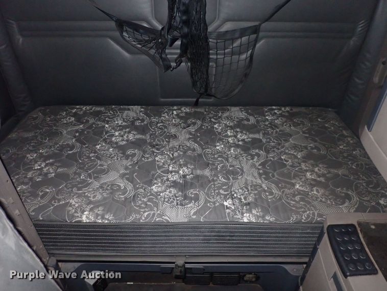 image for item DQ5037 2015 Freightliner Cascadia Evolution  semi truck