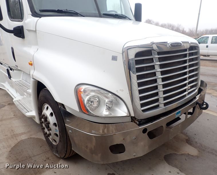 image for item DQ5037 2015 Freightliner Cascadia Evolution  semi truck