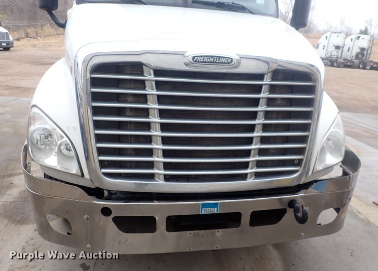 image for item DQ5037 2015 Freightliner Cascadia Evolution  semi truck