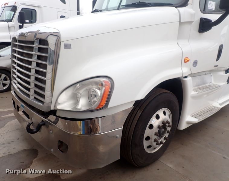 image for item DQ5037 2015 Freightliner Cascadia Evolution  semi truck