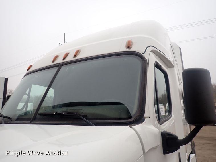 image for item DQ5037 2015 Freightliner Cascadia Evolution  semi truck