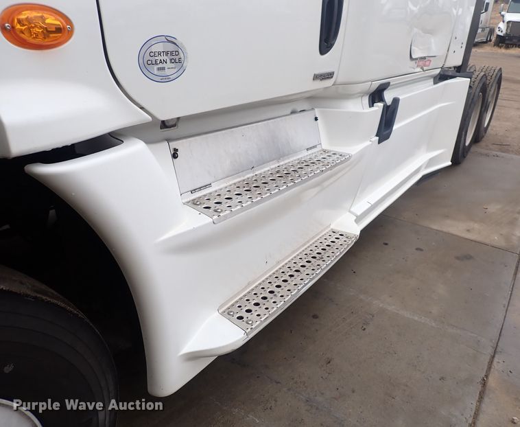 image for item DQ5037 2015 Freightliner Cascadia Evolution  semi truck