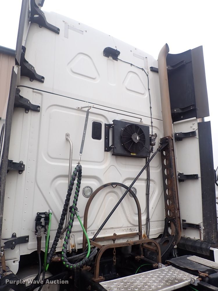 image for item DQ5037 2015 Freightliner Cascadia Evolution  semi truck