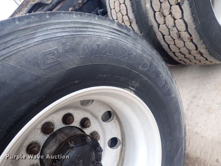 image for item DQ5037 2015 Freightliner Cascadia Evolution  semi truck