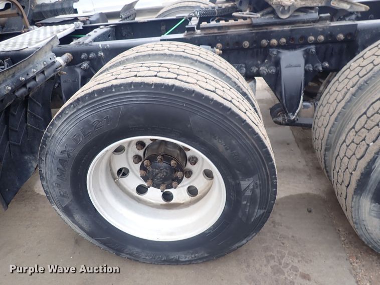 image for item DQ5037 2015 Freightliner Cascadia Evolution  semi truck