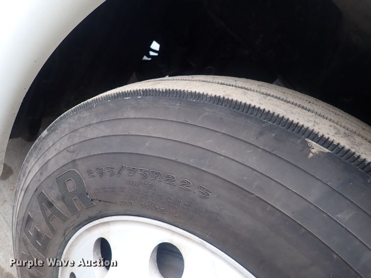 image for item DQ5037 2015 Freightliner Cascadia Evolution  semi truck