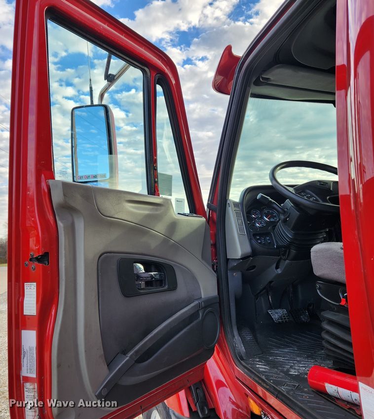 image for item DQ5378 2013 International ProStar Plus  semi truck