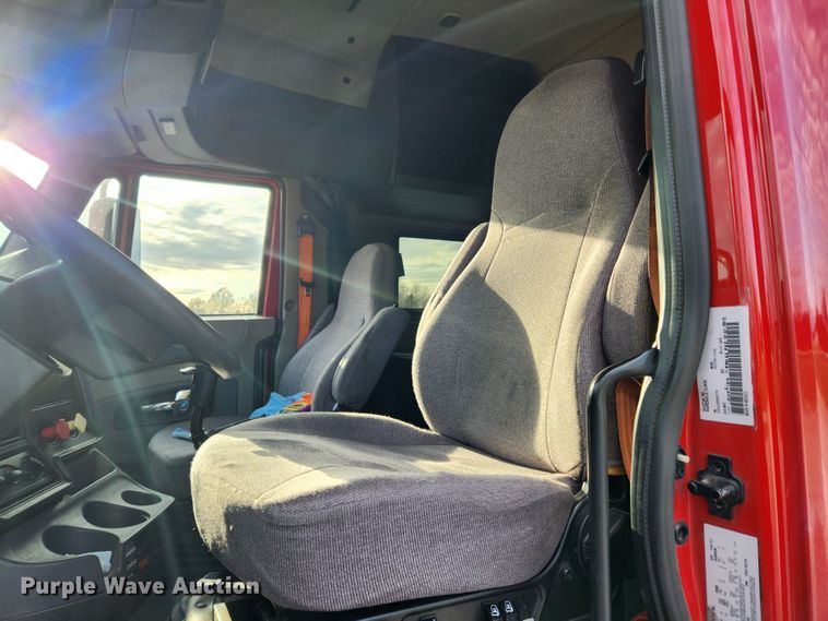 image for item DQ5378 2013 International ProStar Plus  semi truck