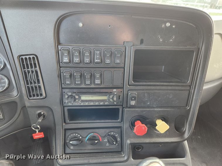 image for item DQ5378 2013 International ProStar Plus  semi truck