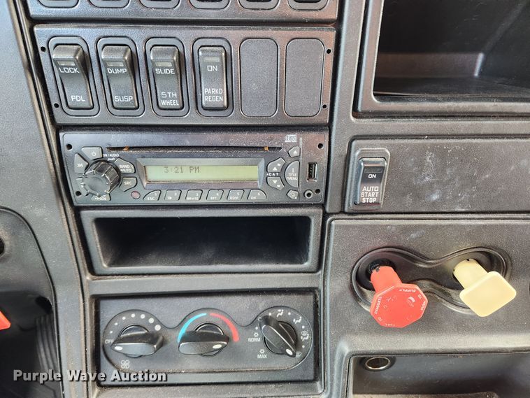 image for item DQ5378 2013 International ProStar Plus  semi truck